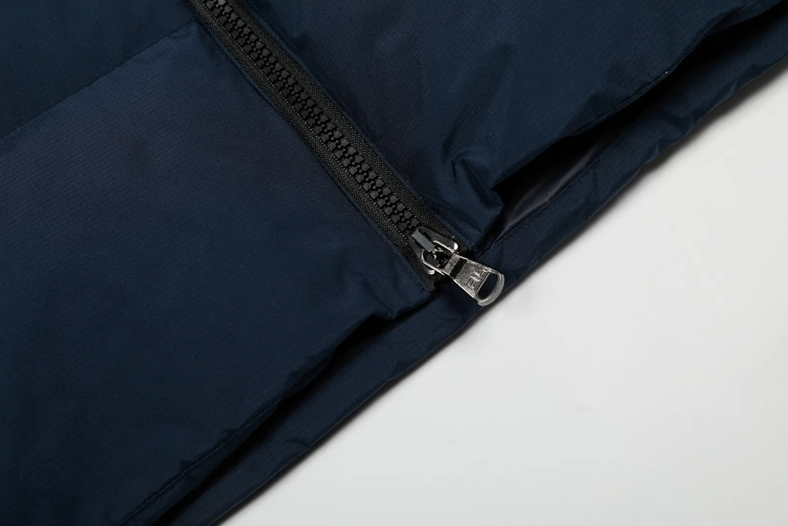 P720 Top quality" Style number: 9004# [Ralph Lauren winter basic classic embroidered men's and women's couple's same style hooded down jacket] ✅Ralph Lauren American retro arm zipper high version top-level down filling winter down jacket ✅100% high-quality white duck down, high version top-level down filling ✅Double-layer inner velvet to strictly prevent velvet running ✅Built-in adjustable drawstring, windproof and cold-proof, considerate and in place ✅Original version The maximum size can be worn up to 200 pounds. Loose and comfortable, no pressure. ✅Same style for male and female couples. Recommended OOTD outfits in winter~ Size: S-XL Color: Black White Khaki Navy Blue Light Blue